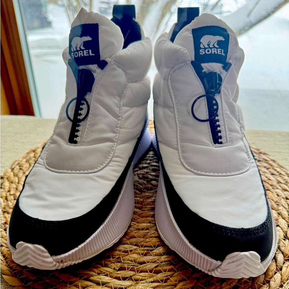 Sorel Out and About puffy booties Size 8.5